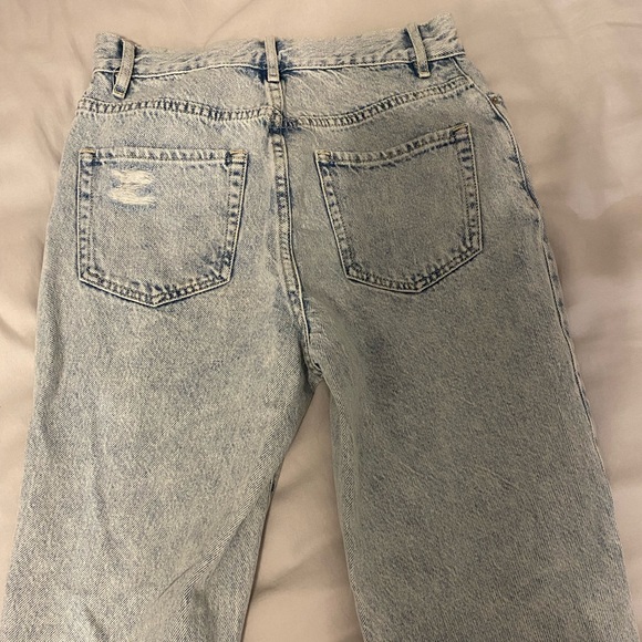 Light washed PacSun boyfriend jeans, size 25. Worn like twice. Perfect condition - Picture 4 of 5